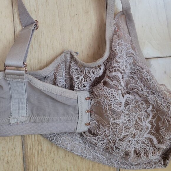 Victoria’s Secret Minimizer Bra – 34DD – Gently Used - Picture 4 of 7